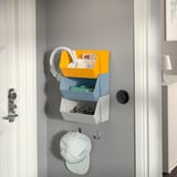 Nástenný organizér so žltými, modrými a bielymi košmi; ukladá kľúče a poštu.