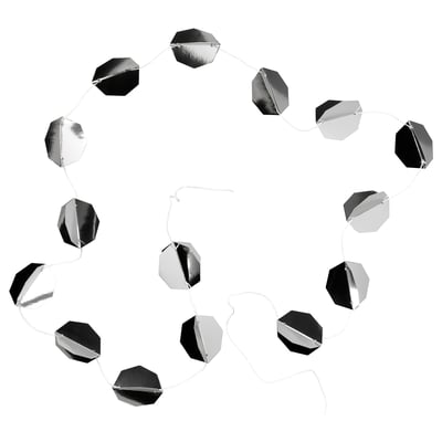 Strieborné a čierne geometrické papierové dekorácie spojené šnúrkovým girlandou.