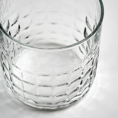 Fazetovaný sklenený pohár, číry a elegantný, ideálny na nápoje alebo dezerty. Súčasť zbierky FRÖJDA.