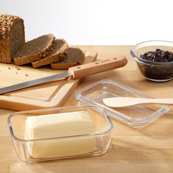 Súprava misiek na maslo GRYNSOPP obsahuje sklenenú nádobu a veko. Pojme 300 g masla, hodí sa do chladničky a na stôl. Číre, obdĺžnikové, hrubé sklo.