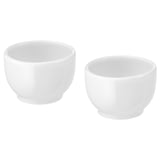 Dve biele porcelánové misky, jednoduchý, stohovateľný dizajn. Ideálne na každodenné použitie.