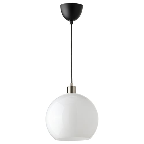 Závesná lampa JÄRPLIDEN s bielym skleneným tienidlom a čiernou šnúrou s elegantným a moderným dizajnom.