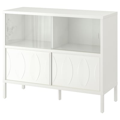 Biela skrinka KALKNÄS, elegantná a moderná, štyri dvere, dve so sklom. Reliéfne vzory, voštinová drevotrieska.