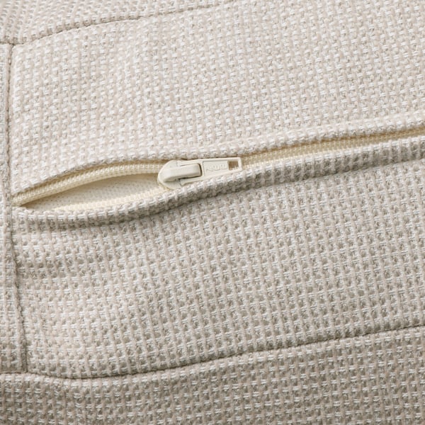 Detailný záber na kvalitný zips na pohovku KIVIK. Vykazuje pevnú textúru látky a silný mechanizmus zipsu.