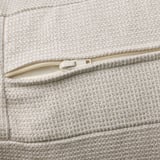 Detailný záber na kvalitný zips na pohovku KIVIK. Vykazuje pevnú textúru látky a silný mechanizmus zipsu.