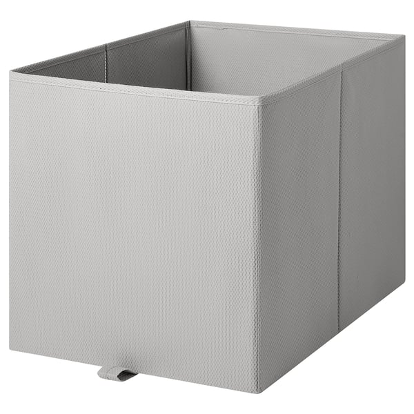 Svetlosivý obdĺžnikový úložný box KOSINGEN vyrobený z recyklovaných materiálov. Je určený na organizovanie predmetov v policovom diele kallax.