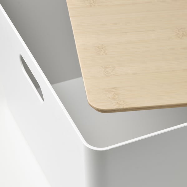 Detailný záber na moderný úložný box s elegantnou rukoväťou a bambusovým vekom.