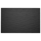 Čierne dvere LAXVIKEN bestå, textúrovaný povrch a tiene.