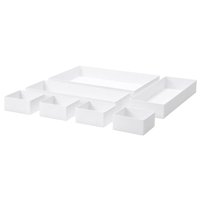 Biele úložné boxy MALAREN. Dodávajú sa v rôznych veľkostiach a tvaroch, vyrobené z recyklovanej lepenky, ideálne na usporiadanie zásuviek.