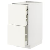 Biela kuchynská skrinka METOD s dvoma zásuvkami a otvorenými dvierkami, odhaľujúce police vo vnútri.