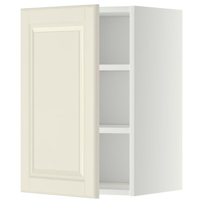 Kuchynská skrinka Ikea METOD, biela, obdĺžniková, dve police, nastaviteľná, so sivobielymi skosenými dvierkami.