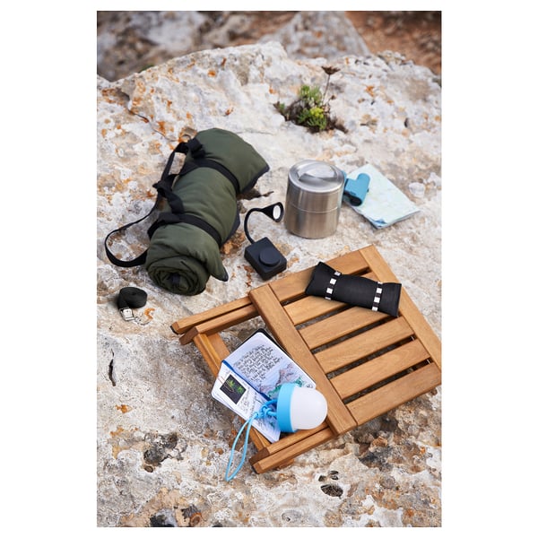 Nábytok NÄMMARÖ: drevená stolička, zelená deka, termoska na skalách