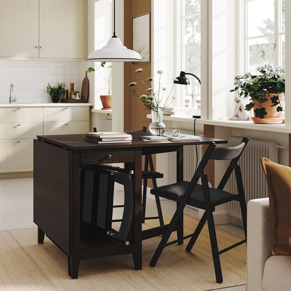 NÄSINGE / FRÖSVI Stôl a 2 stoličky, stôl s podnožím tmavohnedá morená buková dyha/skladací čierna/Knisa tmavosivá, 48/104/159x85 cm