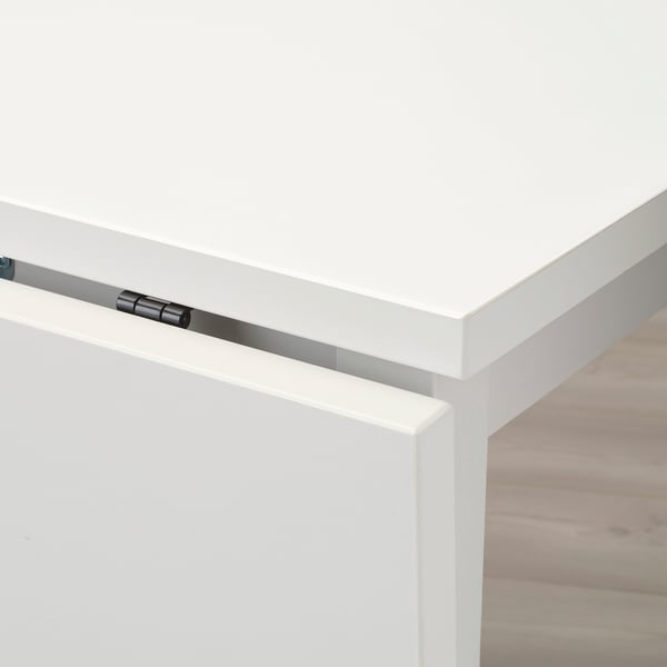 Detailný záber bielej, robustnej hrany stola NORDVIKEN s elegantným kovovým predlžovacím mechanizmom.