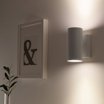 Lampa NYMÅNE, biela, valcové tienidlo, oceľová základňa, minimalistický dizajn.