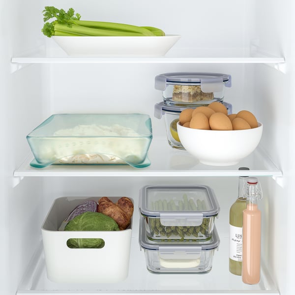 Dobre usporiadaný obsah chladničky s čerstvým ovocím, zeleninou a nádobami na potraviny.