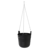 Čierny závesný kvetináč, okrúhly s rebrovaným dizajnom, zavesený na kovovej retiazke.