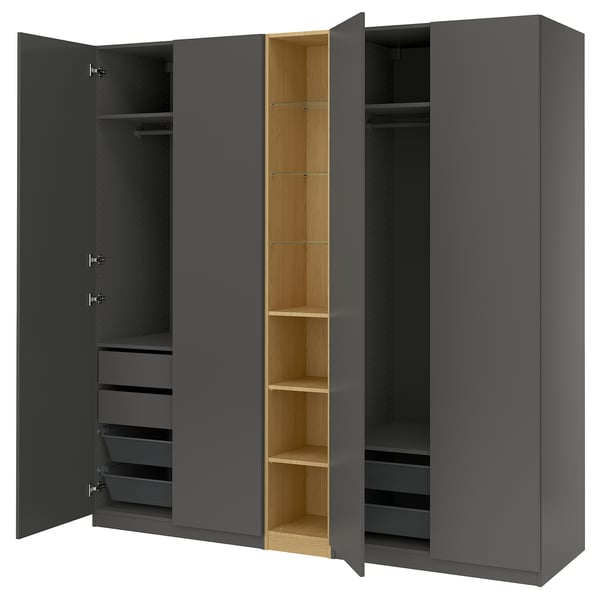 Otvorená čierna skriňa IKEA PAX s policami a zásuvkami. Ide o moderný dizajn s nastaviteľnými interiérmi na usporiadanie oblečenia a doplnkov.