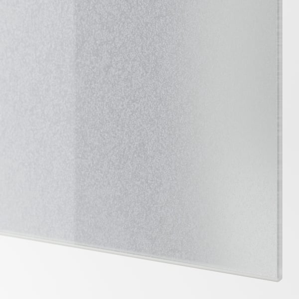 Detailný záber na šatníkové skrine PAX s textúrou, panel z matného skla.