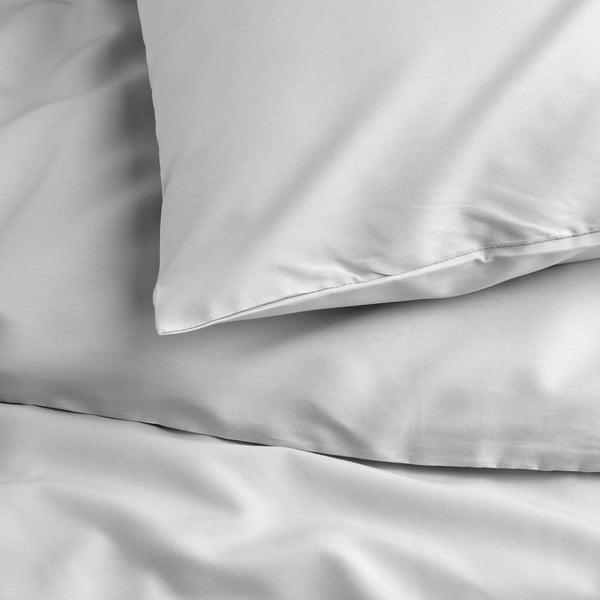 Ostré, hladké biele obliečky a obliečky na vankúše, ktoré sa vyznačujú vynikajúcim prešívaním a elegantným povrchom. Ideálne pre pohodlnú a elegantnú posteľnú bielizeň.