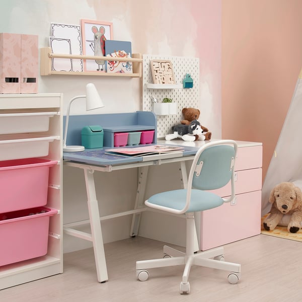 Detský stôl PIPLÄRKA v svetlomodrej farbe s naklápaním, úložným priestorom a stoličkou. Perfektné miesto na štúdium.