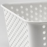 Detailný záber bieleho perforovaného úložného koša; Dobre vyrobený, odolný plast s rovnomerne rozmiestnenými otvormi.