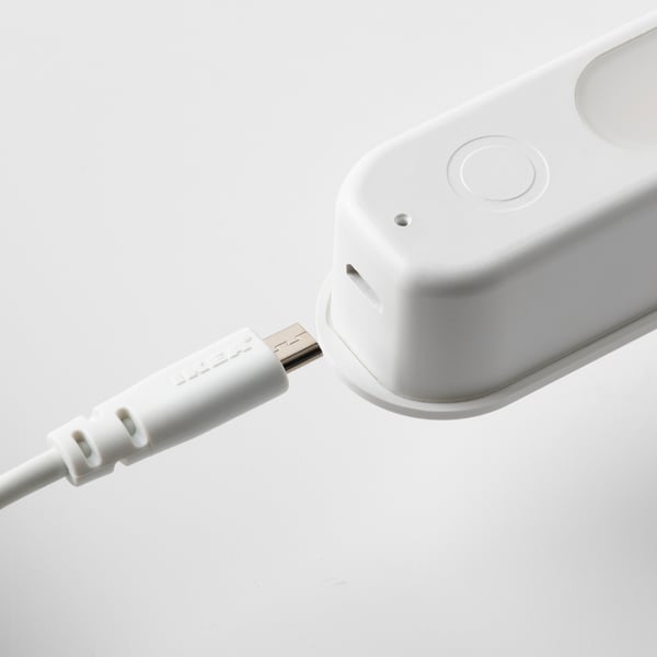 Lampa pripojená k USB. Zvýrazňuje port USB-C a zdôrazňuje jeho schopnosť nabíjania.