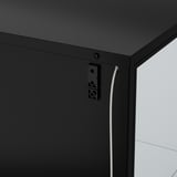 Čierna skrinka s integrovaným osvetlením. Vedenie káblov viditeľné na boku.