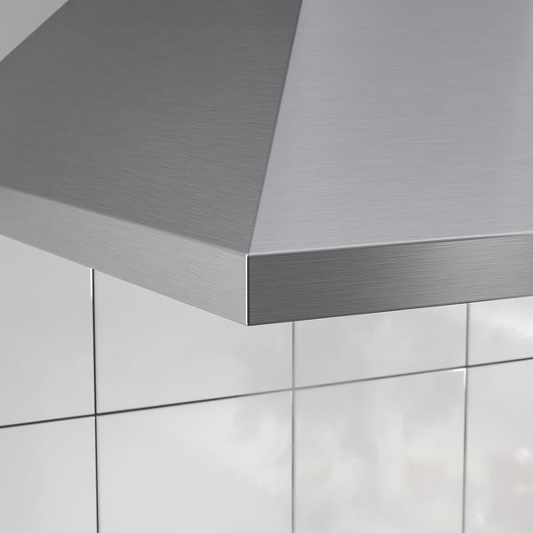 Kuchynský digestor z nehrdzavejúcej ocele, elegantný a moderný dizajn. Súčasť čistej kachľovej kuchyne.