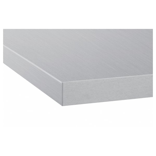 Hladká, svetlosivá kuchynská pracovná doska s čistými okrajmi, ktorá predvádza kvalitnú laminátovú povrchovú úpravu.