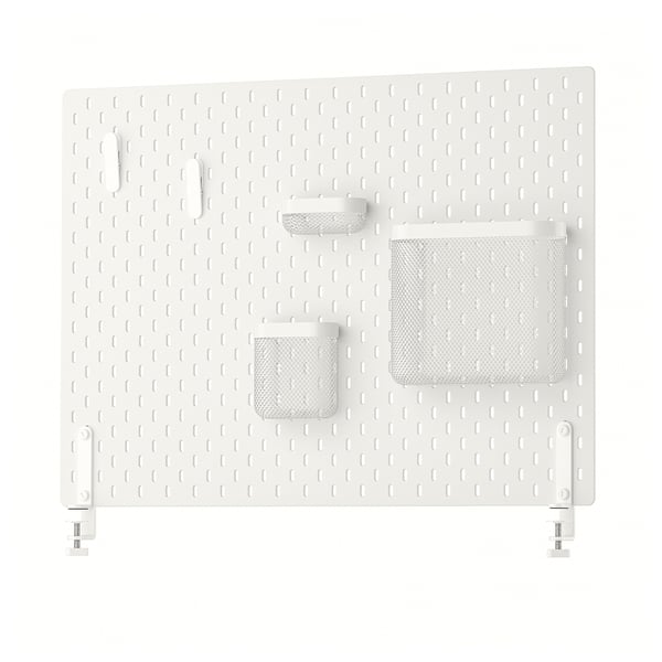 SKÅDIS biely organizér na perforovanú dosku so sieťovanými vreckami a sponami; minimalistický dizajn pre montáž na stenu.