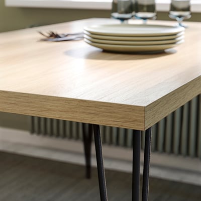 Moderný jedálenský stôl s kovovými nohami; Elegantný, robustný a minimalistický dizajn.