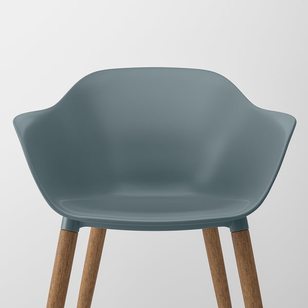 Moderná stolička s elegantnou šedo-modrou škrupinou sedadla a drevenými nohami, ktorá predstavuje vysokokvalitný ergonomický dizajn.