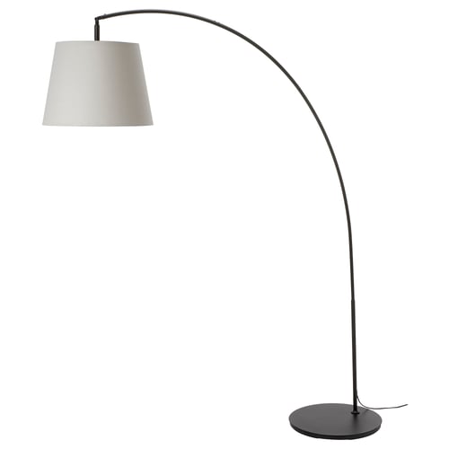 Lampa SKOTTORP, čierna, klenutá oceľová základňa, sivobiele ľanové tienidlo, moderný dizajn.