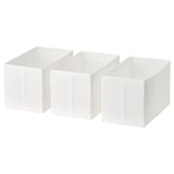 Tri biele látkové úložné boxy, čisté a minimalistické, určené na usporiadanie oblečenia alebo doplnkov, ľahko stohovateľné.