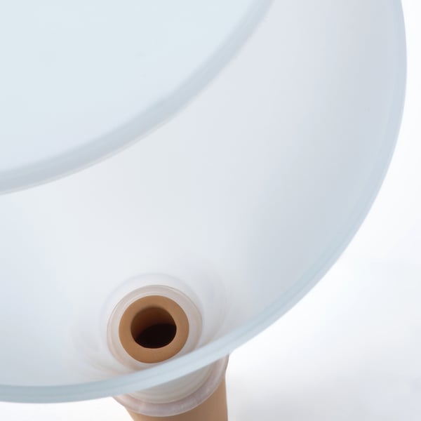 Detailný záber na fľašu s čírou vodou s hnedou vložkou, utesnenú, na samozavlažovanie rastlín.