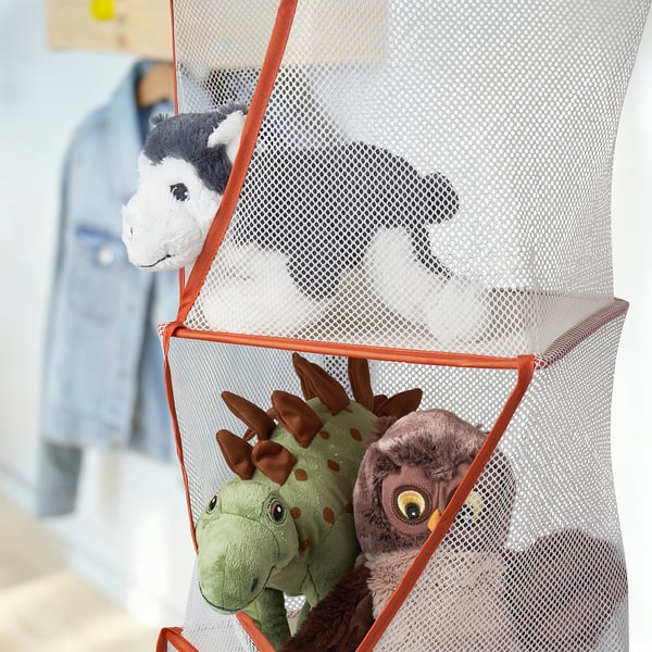 Organizér na hračky z sieťoviny s 5 priehradkami, v ktorom sú dinosaury a sovy hračky. Priehľadná látka s oranžovým lemovaním, zavesená pre ľahký prístup.