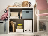 Tento obrázok zobrazuje biely súbor časopisu TJABBA vyrobený z recyklovanej vlnitej lepenky, ktorý obsahuje papiere, účty a kresby.