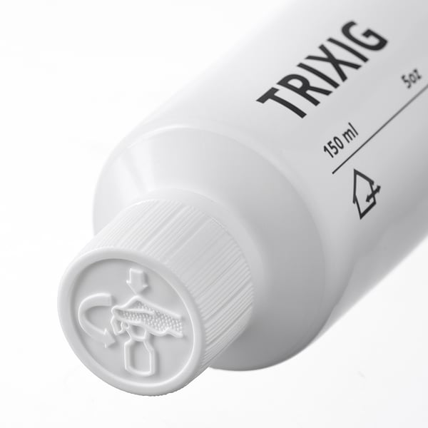 Detailný záber plniacej trubice na opravu otvoru TRIXIG. Zobrazuje uzáver, štítok so 150 ml a symbol recyklácie.