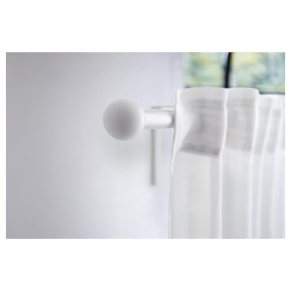 Biely moderný guľový vrchol na stene, minimalistický dizajn. Vyrobené z recyklovaného plastu.