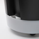 Čierny samozavlažovací kvetináč s bielou základňou a kolieskami.