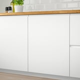Biele kuchynské skrinky s elegantnými, minimalistickými rukoväťami pre čistú použiteľnosť.