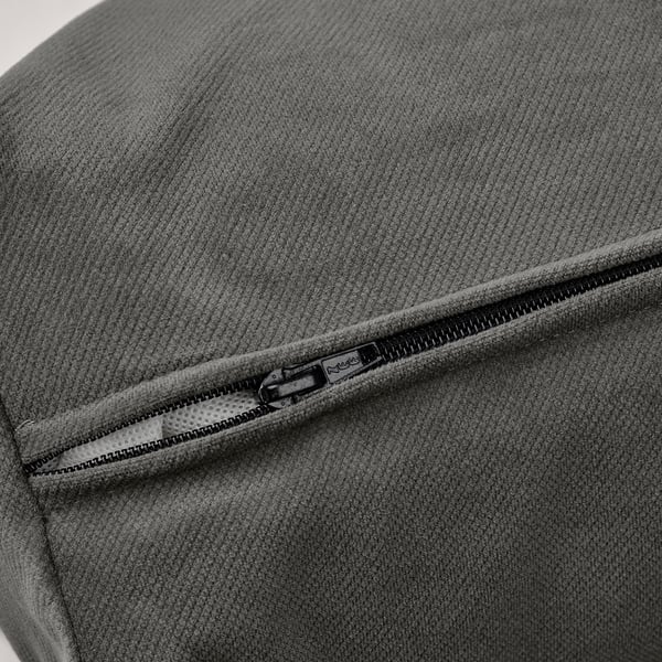 Detailný záber na zips pohovky zo sivej látky, ktorý predvádza vysokokvalitnú textúru a remeselné spracovanie.