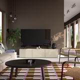 BESTÅ เบสตัว ตู้วางทีวีมีบานปิด, ลายไม้โอ๊คย้อมสีขาว/ครูคมาคาเร เบจ, 180x42x38 ซม.