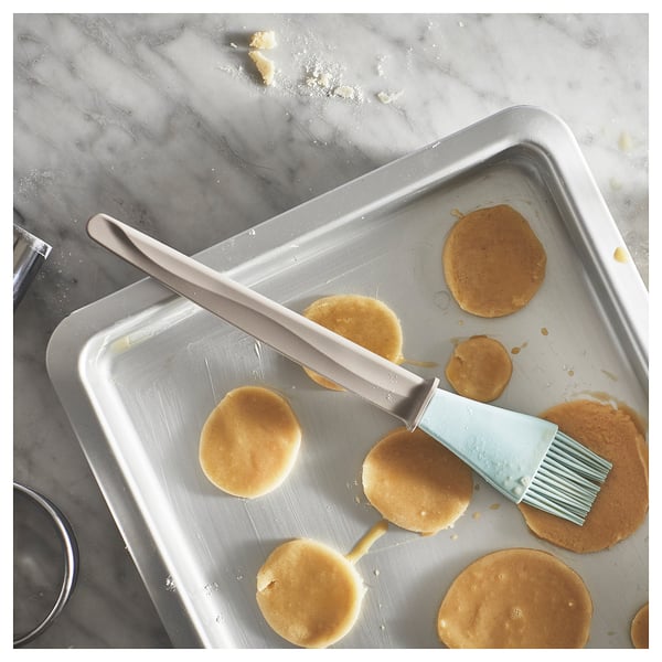 https://www.ikea.com/us/en/images/products/bakglad-pastry-brush-beige-blue__1059759_pe849776_s5.jpg?f=s