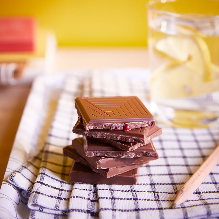 BELÖNING Milk chocolate bar, lingonberries UTZ certified, 4 oz IKEA