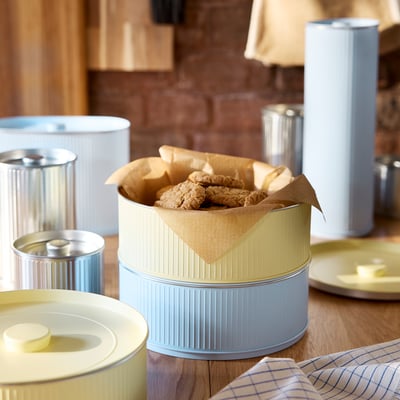 BETTHAJ Tin with lid, for cookies/pale yellow pale blue, 2.6 qt