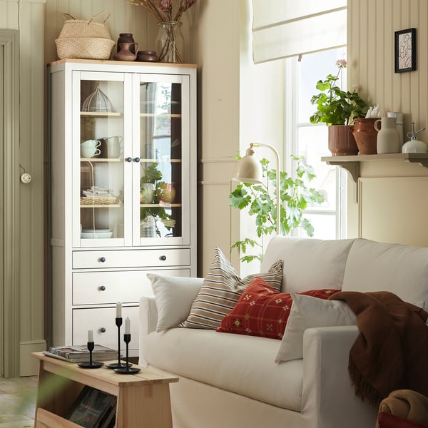 Cosy living room with white HEMNES cabinet, sofa, and plants.