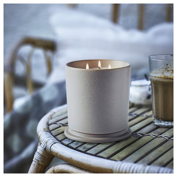 JÄMLIK Scented candle in ceramic jar w lid, Vanilla/light beige, 60 hr