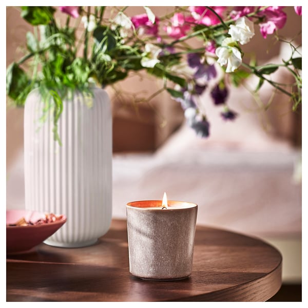 JÄMNMOD Scented candle in ceramic jar, Sweet pea/purple, 50 hr